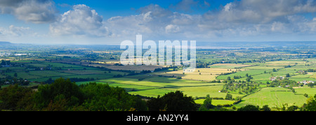 Blick über das Severn-Tal von Haresfield Leuchtfeuer in den Cotswold Hills, Gloucestershire, England. Stockfoto