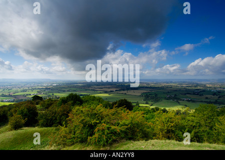 Blick über das Severn-Tal von Haresfield Leuchtfeuer in den Cotswold Hills, Gloucestershire, England. Stockfoto