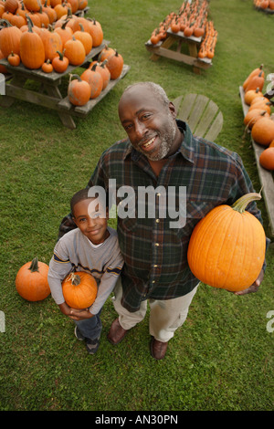 Portrait des afrikanischen Vater und Sohn halten Kürbisse Stockfoto