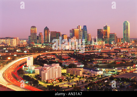 Dallas Skyline in der Abenddämmerung Stockfoto