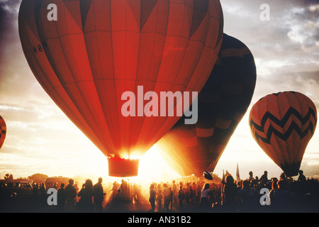 Ballone abheben bei Sonnenaufgang in Albuquerque Stockfoto