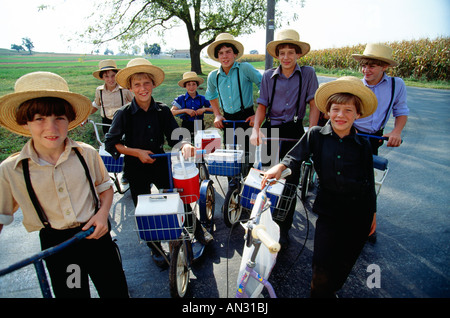 Amische Kinder benutzen Roller kommt man zur Schule, Lancaster County, Pennsylvania, Usa., Stockfoto