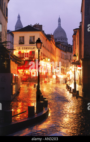 Nasse Straßen von Montmartre mit Sacre Coeur in Paris bei Nacht Stockfoto