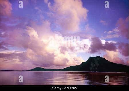 Südsee-Sonnenuntergang über Hochzeitsreise Insel in den Tuamotus Stockfoto