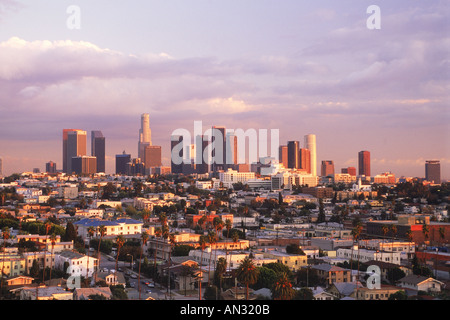 Übersicht der East Los Angeles Vororte mit der Innenstadt von Civic Center über die Zersiedelung bei Sonnenuntergang Stockfoto