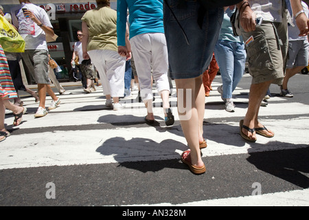Viele Menschen überqueren in ein Kreuz zu Fuß auf einer belebten Straße Stockfoto