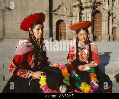 Peruanische Frauen gekleidet in traditioneller Tracht, Cuzco, Peru Stockfoto