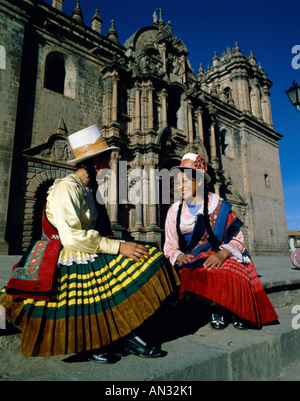 Peruanische Frauen gekleidet in regionaler Tracht / traditionelle Kostüm, Cuzco, Peru Stockfoto