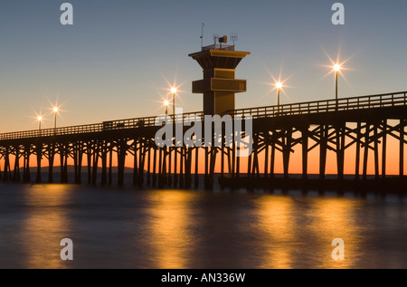 Sonnenuntergang in Seal Beach Pier in Seal Beach, Kalifornien, USA.  Seal Beach befindet sich in Orange County. Stockfoto