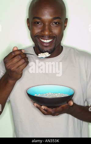Portrait des afrikanischen Mann essen Müsli Stockfoto