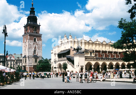 Der mittelalterliche Marktplatz Rynek, in der Krakauer Altstadt, der Turm des Rathauses auf der linken Seite, den Renaissance-Tuchhallen auf der rechten Seite Stockfoto