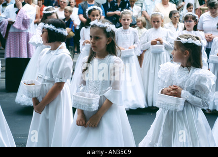 Kleine Mädchen in weiß, die Teilnahme an Fronleichnamsprozessionen in stark katholischen Warschau Stockfoto