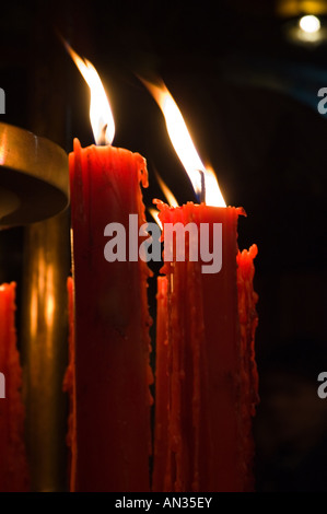 Stock Foto von Kerzen brennen im Longshan Tempel in Taipei Taiwan Stockfoto