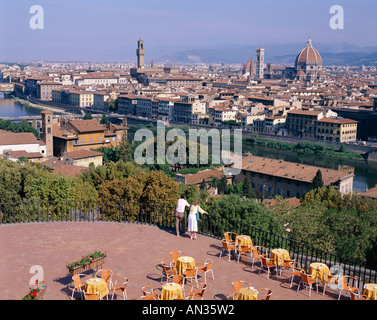 Cafés im Freien & Stadt Skyline (Blick vom Piazzale Michelangelo), Florenz, Toskana, Italien Stockfoto
