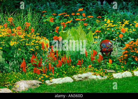 Blume Garten mit Pflanzen und Spaß handgemachte blickte Globus von Orange und gelb leuchtenden Farben, in Missouri Stockfoto