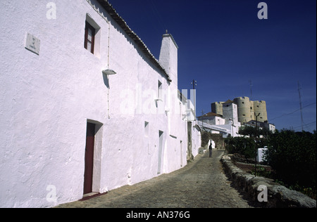 Typische Straße mit weiß getünchten Häusern und Burg. Evoramonte. Alentejo. Süden von Portugal Stockfoto