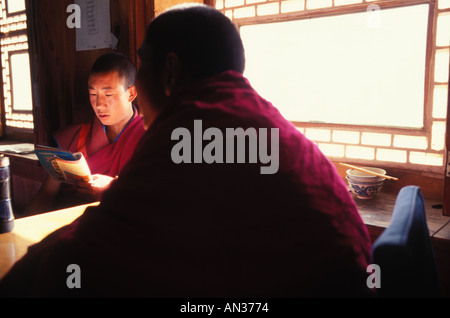 Tibetische Mönche der Gelben Hut Schule im Labrang Kloster, Xiahe, Provinz Gansu, Volksrepublik China Stockfoto