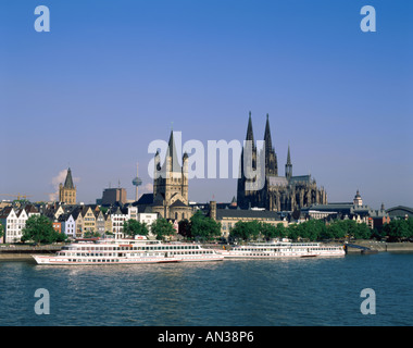 Stadt Skyline & Rhein & Ausflugsboote, Köln (Köln), Köln, Deutschland Stockfoto
