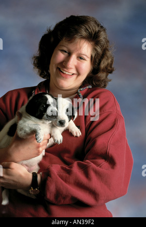 Porträt einer Frau Caucasion mit Haustier Welpen Stockfoto