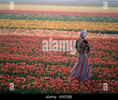 Blumenfelder / Tulpenfelder / Mädchen gekleidet in niederländischen Kostüm im Tulip Felder, Lisse, Holland (Niederlande) Stockfoto