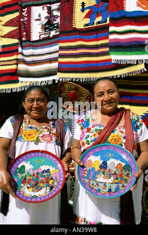 Souvenir-Shop / Frauen / weibliche Anbieter gekleidet in Maya-Kostüm / traditionelles Kleid, Cancun, Yucatan, Mexiko Stockfoto