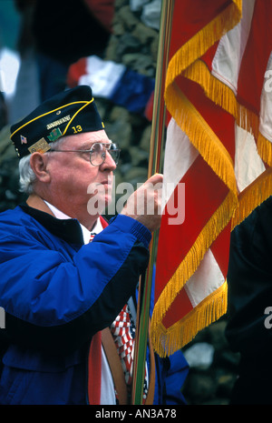 Veteranen der ausländischen Wars VFW Color Guard präsentiert amerikanische Flagge auf Zeremonie Stockfoto