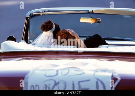 Just Married Brautpaar auf Hochzeitsreise Anfahren Stockfoto