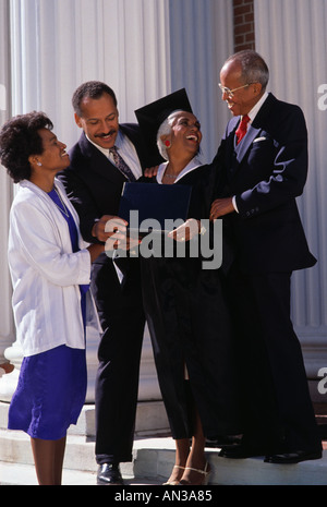 Weibliche Senior African American College-Absolvent feiern mit Familie Stockfoto