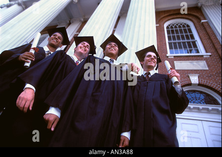 Porträt des multi-ethnischen Gruppe des Lächelns glücklich High-School-Absolventen Stockfoto