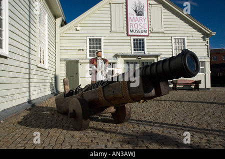 Statue von Henry 8. und Kanone im Portsmouth Dockyard Hampshire England UK Stockfoto