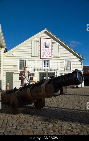 Statue von Henry 8. und Kanone im Portsmouth Dockyard Hampshire England UK Stockfoto