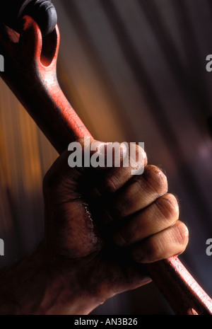 Nahaufnahme der Hand von Workman, die einen Schraubenschlüssel hält Stockfoto