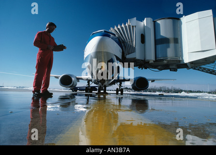 Flugzeug-Techniker auf Flughafen Rollfeld Überprüfung Wartungsprotokolle Stockfoto