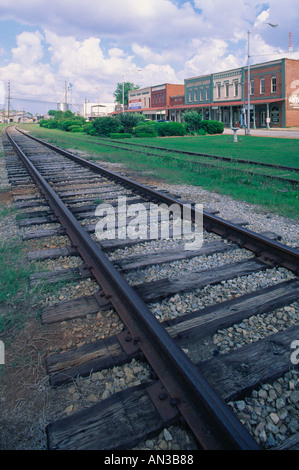 Eisenbahn Gleise in der kleinen Stadt verschwindet am Horizont Plains GA USARR Stockfoto