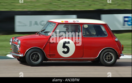 Mini Cooper 1964 Rennen in Goodwood Sussex England UK Stockfoto