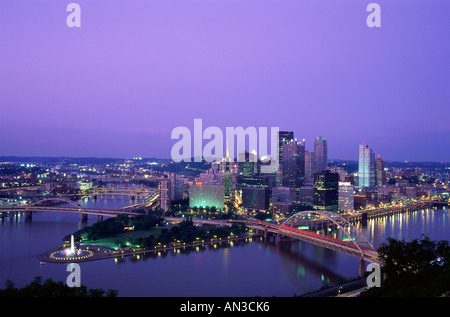 Skyline der Stadt & Ohio River / Nachtansicht, Pittsburgh, Pennsylvania, USA Stockfoto