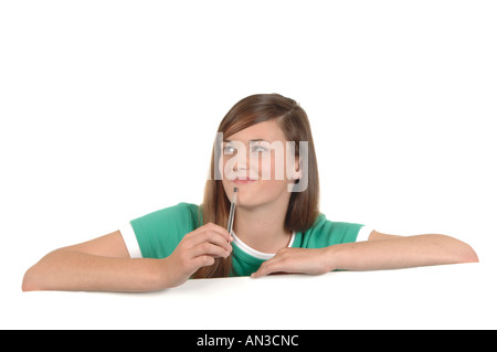 einen Ausschnitt eines Mädchens Schreiben eines Briefes Denken schwer was zu sagen Stockfoto