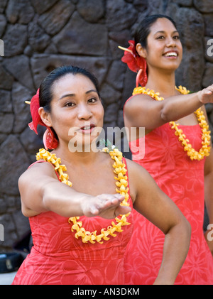 Hawaiianische Mädchen führen traditionelle Hula Tänze in Waikiki, Hawaii Stockfoto