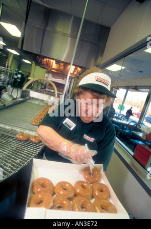 Warren, Michigan 24. Februar 1999 Virginia bekräftige 77 arbeitet bei Krispy Kreme Donut-Shop Stockfoto