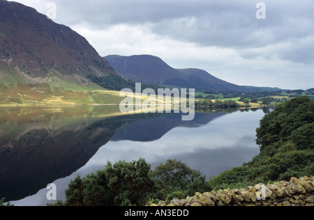 Reflexionen über Crummock Wasser Seenplatte Cumbria Stockfoto