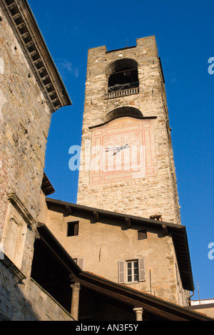 Uhr und Glockenturm in Bergamo Altstadt Platz oder piazza vecchia in Italien, Europa Stockfoto