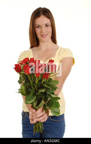 ein junges Mädchen mit einem Strauß roter Rosen Stockfoto