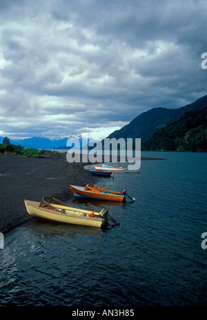 Motorboote auf Ufer, Petrohue, Todos Los Santos See, Vicente Perez Rosales National Park, Anden, Lake District, Chile, Südamerika Stockfoto