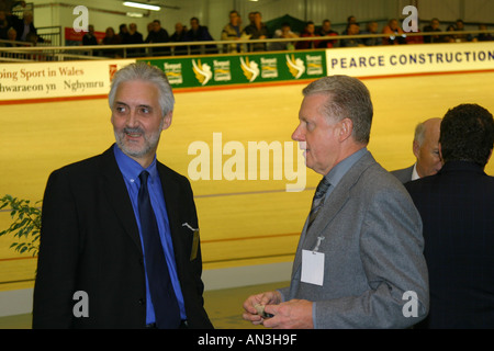 Hein Verbruggen ehemaliger Präsident der UCI IOC-Komitee-Mitglied mit Brian Cookson von British Cycling auf Newport Radrennbahn UK Stockfoto