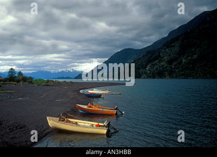 Motorboote auf Ufer, Petrohue, Todos Los Santos See, Vicente Perez Rosales National Park, Anden, Lake District, Chile, Südamerika Stockfoto