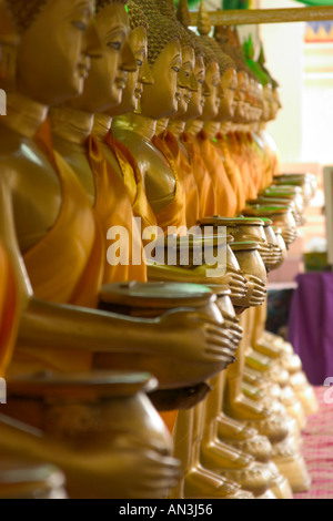 Statuen von buddhistischen Mönchen in Folge halten Spende Topf Stockfoto