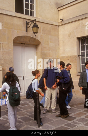 Französische Schülerinnen und Schüler Schüler und Schülerinnen erhalten zusammen an der Aussparung am Lycee Charlemagne im Stadtteil Marais in Paris Frankreich Stockfoto