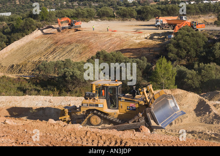 Planierraupe mechanische Digger und Tipp LKW bei der Arbeit in Spanien-Straße-Herstellung Stockfoto