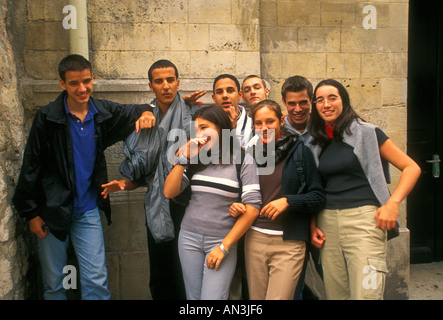 Französische Schülerinnen und Schüler Schüler und Schülerinnen erhalten zusammen an der Aussparung am Lycee Charlemagne im Stadtteil Marais in Paris Frankreich Stockfoto