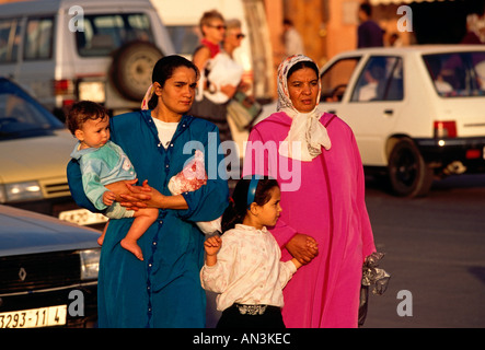 Marokkanische Frauen, marokkanischen Kinder, Frauen und Kinder, Familie, Djemaa el-Fna, Djemaa el-Fna, marrakech, Marrakesch, Marokko, Afrika Stockfoto